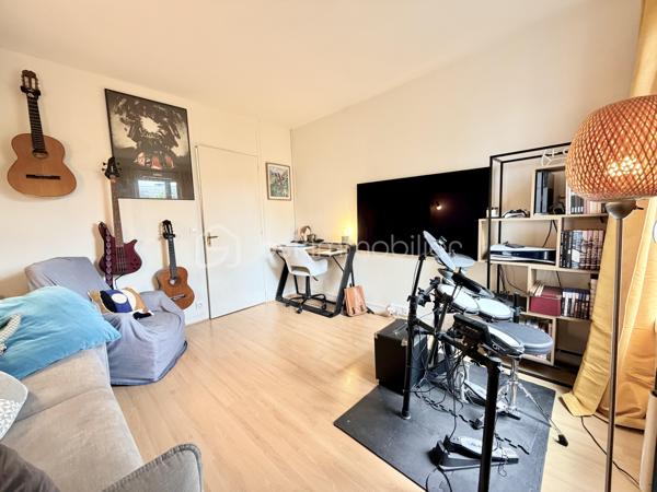 Au sein d'une résidence familiale au centre d'Annecy, découvrez cet appartement T4 entièrement rénové en 2022.

Situé au 3ème étage d'une résidence avec ascenseur, cet appartement T4 traversant séduit par sa distribution fonctionnelle et ses volumes bien pensés.
La visite débute par une vaste entrée qui dessert un séjour lumineux avec accès au balcon ainsi qu'une cuisine indépendante semi-équipée prolongée par une loggia.
L'espace nuit accueille trois chambres, une salle d'eau, un WC séparé et de nombreux rangements, offrant un confort appréciable au quotidien.
Une cave complète les prestations de ce bien.

Idéalement situé proche du début de la rocade (centre-ville à 5min à pied, lac à 15 min à pied, entrée d'autoroute à 3 min en voiture, toutes commodités directement accessibles à pied, bus SIBRA au pied de l'immeuble), vous serez charmés par ce très bel appartement.
Pour tous renseignements complémentaires, Mélissa se tient à votre écoute!

DPE en cours de réalisation
