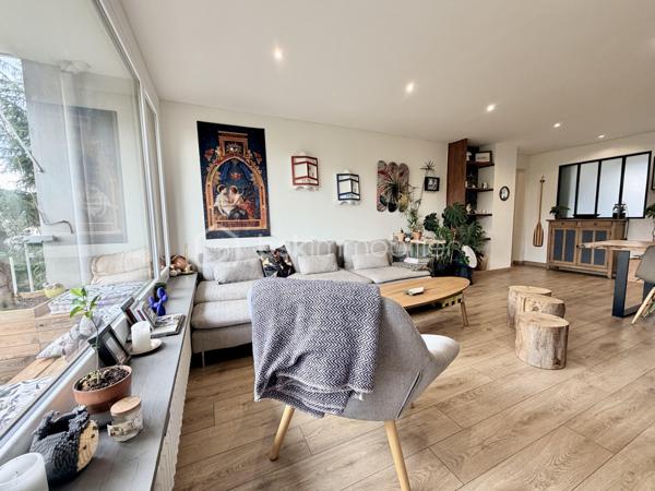 Au sein d'une résidence familiale au centre d'Annecy, découvrez cet appartement T4 entièrement rénové en 2022.

Situé au 3ème étage d'une résidence avec ascenseur, cet appartement T4 traversant séduit par sa distribution fonctionnelle et ses volumes bien pensés.
La visite débute par une vaste entrée qui dessert un séjour lumineux avec accès au balcon ainsi qu'une cuisine indépendante semi-équipée prolongée par une loggia.
L'espace nuit accueille trois chambres, une salle d'eau, un WC séparé et de nombreux rangements, offrant un confort appréciable au quotidien.
Une cave complète les prestations de ce bien.

Idéalement situé proche du début de la rocade (centre-ville à 5min à pied, lac à 15 min à pied, entrée d'autoroute à 3 min en voiture, toutes commodités directement accessibles à pied, bus SIBRA au pied de l'immeuble), vous serez charmés par ce très bel appartement.
Pour tous renseignements complémentaires, Mélissa se tient à votre écoute!

DPE en cours de réalisation