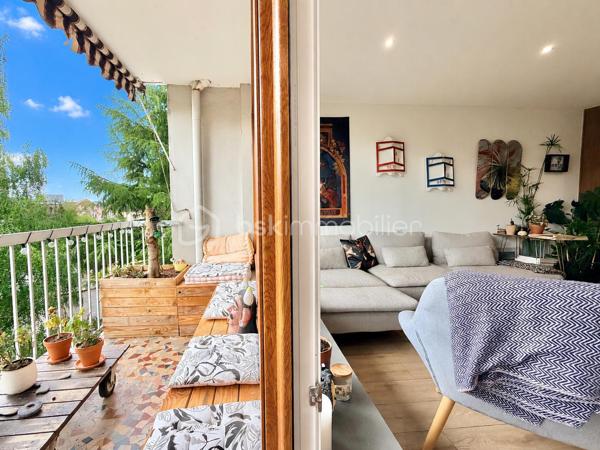 Au sein d'une résidence familiale au centre d'Annecy, découvrez cet appartement T4 entièrement rénové en 2022.

Situé au 3ème étage d'une résidence avec ascenseur, cet appartement T4 traversant séduit par sa distribution fonctionnelle et ses volumes bien pensés.
La visite débute par une vaste entrée qui dessert un séjour lumineux avec accès au balcon ainsi qu'une cuisine indépendante semi-équipée prolongée par une loggia.
L'espace nuit accueille trois chambres, une salle d'eau, un WC séparé et de nombreux rangements, offrant un confort appréciable au quotidien.
Une cave complète les prestations de ce bien.

Idéalement situé proche du début de la rocade (centre-ville à 5min à pied, lac à 15 min à pied, entrée d'autoroute à 3 min en voiture, toutes commodités directement accessibles à pied, bus SIBRA au pied de l'immeuble), vous serez charmés par ce très bel appartement.
Pour tous renseignements complémentaires, Mélissa se tient à votre écoute!

DPE en cours de réalisation