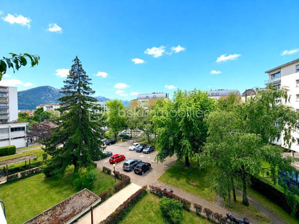 Au sein d'une résidence familiale au centre d'Annecy, découvrez cet appartement T4 entièrement rénové en 2022.

Situé au 3ème étage d'une résidence avec ascenseur, cet appartement T4 traversant séduit par sa distribution fonctionnelle et ses volumes bien pensés.
La visite débute par une vaste entrée qui dessert un séjour lumineux avec accès au balcon ainsi qu'une cuisine indépendante semi-équipée prolongée par une loggia.
L'espace nuit accueille trois chambres, une salle d'eau, un WC séparé et de nombreux rangements, offrant un confort appréciable au quotidien.
Une cave complète les prestations de ce bien.

Idéalement situé proche du début de la rocade (centre-ville à 5min à pied, lac à 15 min à pied, entrée d'autoroute à 3 min en voiture, toutes commodités directement accessibles à pied, bus SIBRA au pied de l'immeuble), vous serez charmés par ce très bel appartement.
Pour tous renseignements complémentaires, Mélissa se tient à votre écoute!

DPE en cours de réalisation