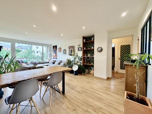 Au sein d'une résidence familiale au centre d'Annecy, découvrez cet appartement T4 entièrement rénové en 2022.

Situé au 3ème étage d'une résidence avec ascenseur, cet appartement T4 traversant séduit par sa distribution fonctionnelle et ses volumes bien pensés.
La visite débute par une vaste entrée qui dessert un séjour lumineux avec accès au balcon ainsi qu'une cuisine indépendante semi-équipée prolongée par une loggia.
L'espace nuit accueille trois chambres, une salle d'eau, un WC séparé et de nombreux rangements, offrant un confort appréciable au quotidien.
Une cave complète les prestations de ce bien.

Idéalement situé proche du début de la rocade (centre-ville à 5min à pied, lac à 15 min à pied, entrée d'autoroute à 3 min en voiture, toutes commodités directement accessibles à pied, bus SIBRA au pied de l'immeuble), vous serez charmés par ce très bel appartement.
Pour tous renseignements complémentaires, Mélissa se tient à votre écoute!

DPE en cours de réalisation