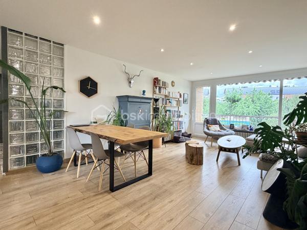 Au sein d'une résidence familiale au centre d'Annecy, découvrez cet appartement T4 entièrement rénové en 2022.

Situé au 3ème étage d'une résidence avec ascenseur, cet appartement T4 traversant séduit par sa distribution fonctionnelle et ses volumes bien pensés.
La visite débute par une vaste entrée qui dessert un séjour lumineux avec accès au balcon ainsi qu'une cuisine indépendante semi-équipée prolongée par une loggia.
L'espace nuit accueille trois chambres, une salle d'eau, un WC séparé et de nombreux rangements, offrant un confort appréciable au quotidien.
Une cave complète les prestations de ce bien.

Idéalement situé proche du début de la rocade (centre-ville à 5min à pied, lac à 15 min à pied, entrée d'autoroute à 3 min en voiture, toutes commodités directement accessibles à pied, bus SIBRA au pied de l'immeuble), vous serez charmés par ce très bel appartement.
Pour tous renseignements complémentaires, Mélissa se tient à votre écoute!

DPE en cours de réalisation
