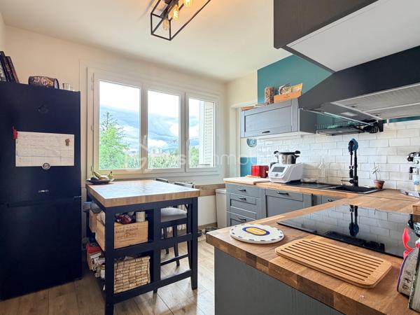 Au sein d'une résidence familiale au centre d'Annecy, découvrez cet appartement T4 entièrement rénové en 2022.

Situé au 3ème étage d'une résidence avec ascenseur, cet appartement T4 traversant séduit par sa distribution fonctionnelle et ses volumes bien pensés.
La visite débute par une vaste entrée qui dessert un séjour lumineux avec accès au balcon ainsi qu'une cuisine indépendante semi-équipée prolongée par une loggia.
L'espace nuit accueille trois chambres, une salle d'eau, un WC séparé et de nombreux rangements, offrant un confort appréciable au quotidien.
Une cave complète les prestations de ce bien.

Idéalement situé proche du début de la rocade (centre-ville à 5min à pied, lac à 15 min à pied, entrée d'autoroute à 3 min en voiture, toutes commodités directement accessibles à pied, bus SIBRA au pied de l'immeuble), vous serez charmés par ce très bel appartement.
Pour tous renseignements complémentaires, Mélissa se tient à votre écoute!

DPE en cours de réalisation