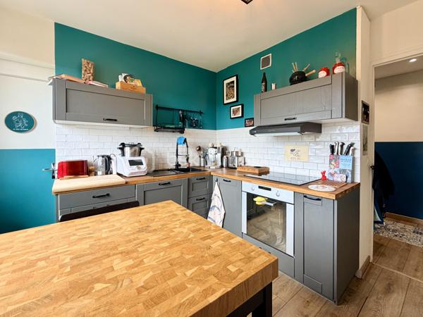 Au sein d'une résidence familiale au centre d'Annecy, découvrez cet appartement T4 entièrement rénové en 2022.

Situé au 3ème étage d'une résidence avec ascenseur, cet appartement T4 traversant séduit par sa distribution fonctionnelle et ses volumes bien pensés.
La visite débute par une vaste entrée qui dessert un séjour lumineux avec accès au balcon ainsi qu'une cuisine indépendante semi-équipée prolongée par une loggia.
L'espace nuit accueille trois chambres, une salle d'eau, un WC séparé et de nombreux rangements, offrant un confort appréciable au quotidien.
Une cave complète les prestations de ce bien.

Idéalement situé proche du début de la rocade (centre-ville à 5min à pied, lac à 15 min à pied, entrée d'autoroute à 3 min en voiture, toutes commodités directement accessibles à pied, bus SIBRA au pied de l'immeuble), vous serez charmés par ce très bel appartement.
Pour tous renseignements complémentaires, Mélissa se tient à votre écoute!

DPE en cours de réalisation