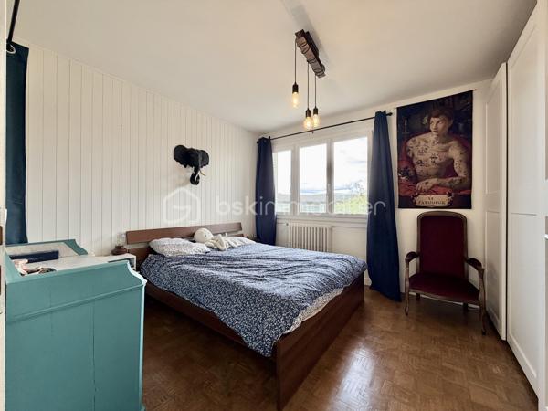 Au sein d'une résidence familiale au centre d'Annecy, découvrez cet appartement T4 entièrement rénové en 2022.

Situé au 3ème étage d'une résidence avec ascenseur, cet appartement T4 traversant séduit par sa distribution fonctionnelle et ses volumes bien pensés.
La visite débute par une vaste entrée qui dessert un séjour lumineux avec accès au balcon ainsi qu'une cuisine indépendante semi-équipée prolongée par une loggia.
L'espace nuit accueille trois chambres, une salle d'eau, un WC séparé et de nombreux rangements, offrant un confort appréciable au quotidien.
Une cave complète les prestations de ce bien.

Idéalement situé proche du début de la rocade (centre-ville à 5min à pied, lac à 15 min à pied, entrée d'autoroute à 3 min en voiture, toutes commodités directement accessibles à pied, bus SIBRA au pied de l'immeuble), vous serez charmés par ce très bel appartement.
Pour tous renseignements complémentaires, Mélissa se tient à votre écoute!

DPE en cours de réalisation