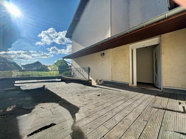 Rare opportunité à Vieux-Charmont : Immeuble mixte composé d'un local commercial de 300 m² + un appartement F6 de 165 m²