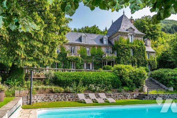 Au c?ur du Parc naturel des Volcans d'Auvergne, cette belle demeure de caractère, à l'abri des ...