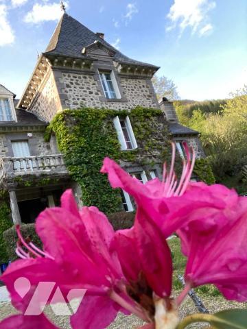 Au c?ur du Parc naturel des Volcans d'Auvergne, cette belle demeure de caractère, à l'abri des ...