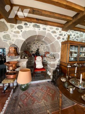 Au c?ur du Parc naturel des Volcans d'Auvergne, cette belle demeure de caractère, à l'abri des ...
