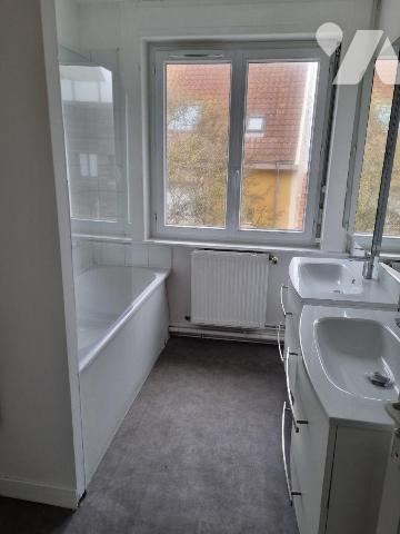 A VENDRE  charmante maison de 101m² offrant une belle luminosité et une vue mer.
elle se compo...