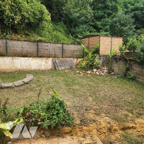 Pavillon sur sous-sol avec terrasse et petit terrain