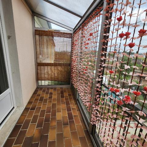 Pavillon sur sous-sol avec terrasse et petit terrain