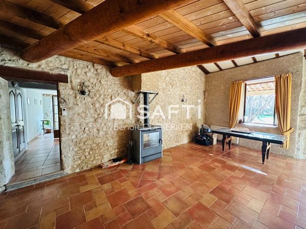 Propriété de caractère du XVIIe siècle au calme, 280 m² habitables sur un terrain de 4 580 m², en hameau à Dauphin.