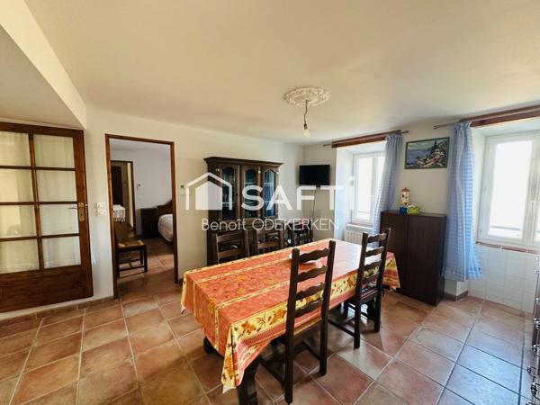 Propriété de caractère du XVIIe siècle au calme, 280 m² habitables sur un terrain de 4 580 m², en hameau à Dauphin.