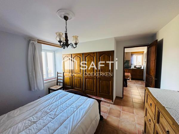 Propriété de caractère du XVIIe siècle au calme, 280 m² habitables sur un terrain de 4 580 m², en hameau à Dauphin.