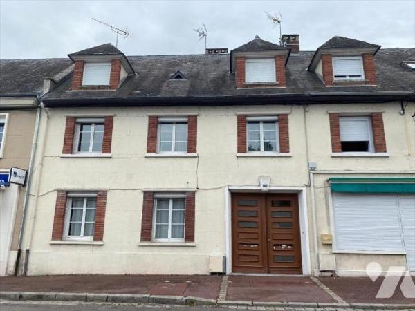 Un
ensemble immobilier situé dans le centre-ville de BEAUMONT LE ROGER, composé de 2 logements,...