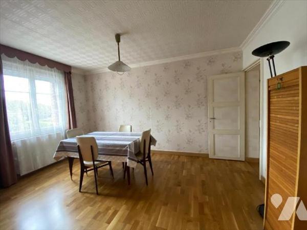 Un
ensemble immobilier situé dans le centre-ville de BEAUMONT LE ROGER, composé de 2 logements,...