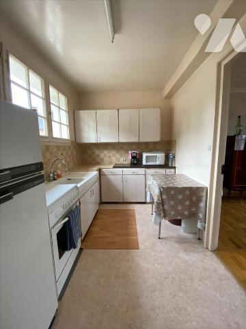 Un
ensemble immobilier situé dans le centre-ville de BEAUMONT LE ROGER, composé de 2 logements,...