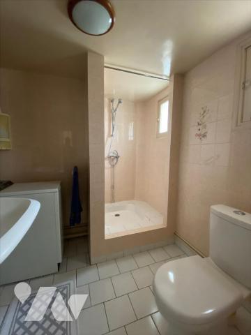 Un
ensemble immobilier situé dans le centre-ville de BEAUMONT LE ROGER, composé de 2 logements,...