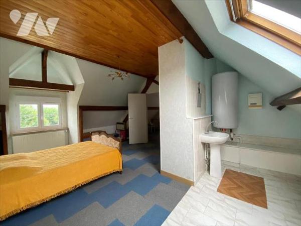 Un
ensemble immobilier situé dans le centre-ville de BEAUMONT LE ROGER, composé de 2 logements,...