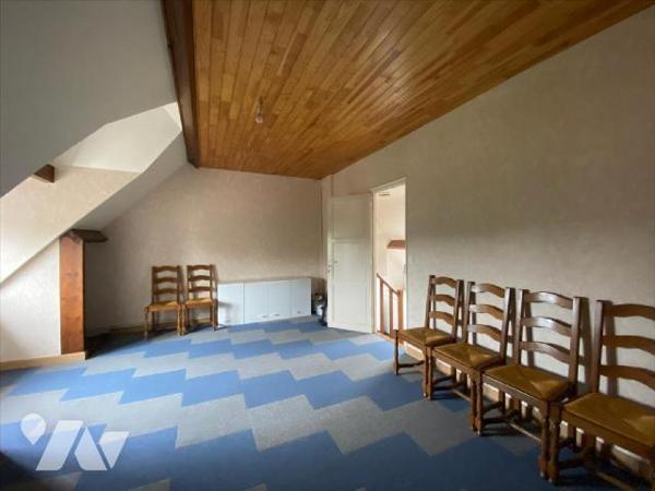 Un
ensemble immobilier situé dans le centre-ville de BEAUMONT LE ROGER, composé de 2 logements,...