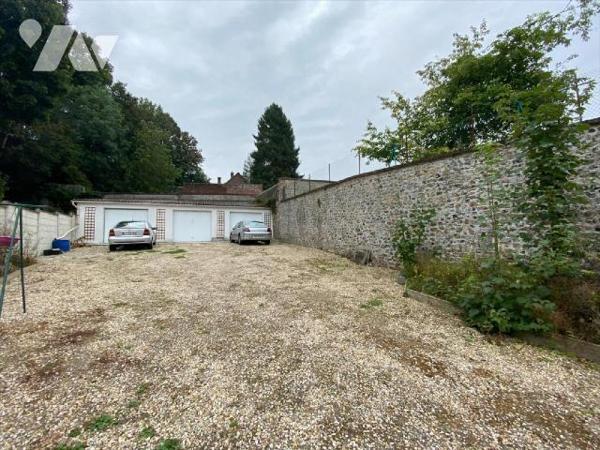 Un
ensemble immobilier situé dans le centre-ville de BEAUMONT LE ROGER, composé de 2 logements,...