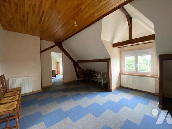 Un
ensemble immobilier situé dans le centre-ville de BEAUMONT LE ROGER, composé de 2 logements,...