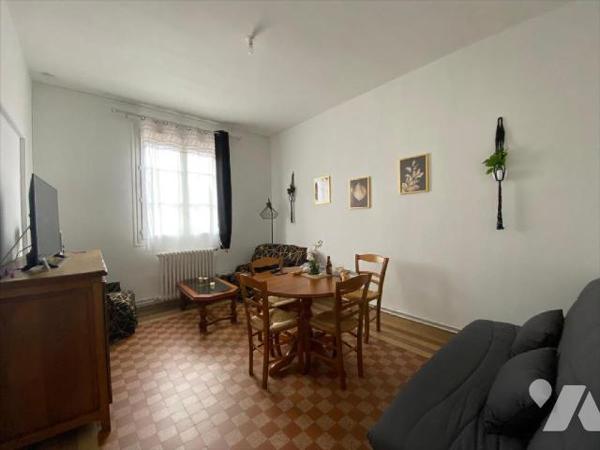 Un
ensemble immobilier situé dans le centre-ville de BEAUMONT LE ROGER, composé de 2 logements,...