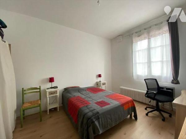 Un
ensemble immobilier situé dans le centre-ville de BEAUMONT LE ROGER, composé de 2 logements,...