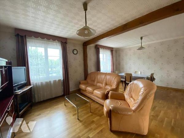 Un
ensemble immobilier situé dans le centre-ville de BEAUMONT LE ROGER, composé de 2 logements,...