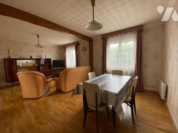 Un
ensemble immobilier situé dans le centre-ville de BEAUMONT LE ROGER, composé de 2 logements,...