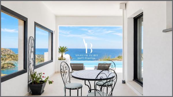 Villa d’architecte contemporaine avec piscine – Vue panoramique exceptionnelle sur la Méditerranée