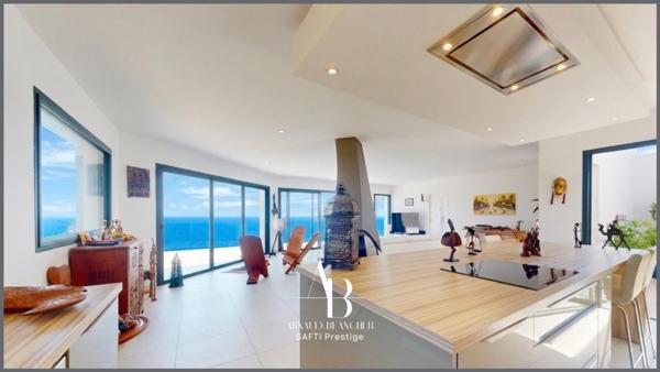 Villa d’architecte contemporaine avec piscine – Vue panoramique exceptionnelle sur la Méditerranée