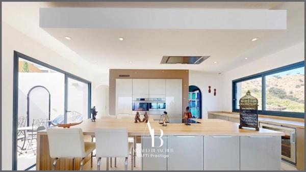 Villa d’architecte contemporaine avec piscine – Vue panoramique exceptionnelle sur la Méditerranée