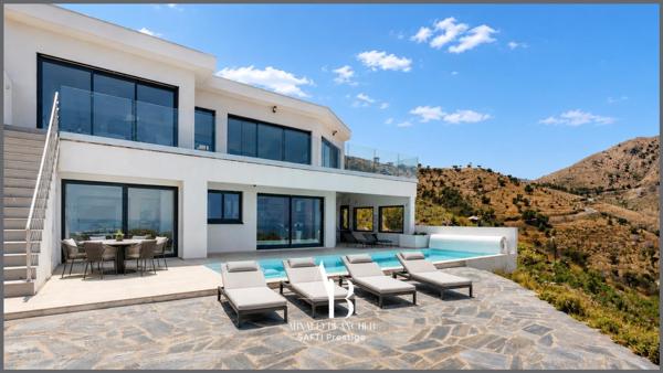 Villa d’architecte contemporaine avec piscine – Vue panoramique exceptionnelle sur la Méditerranée