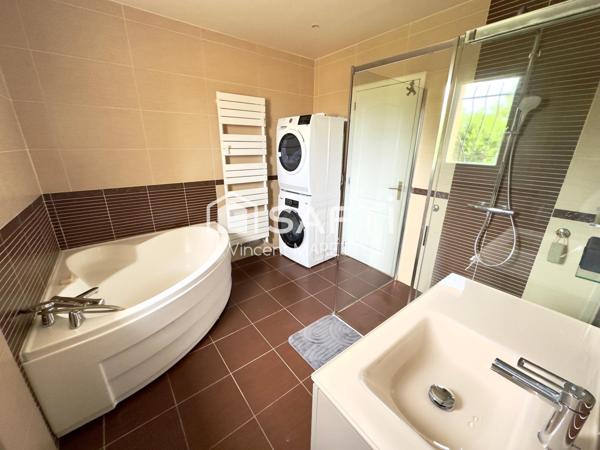 Maison familiale avec jardin, garage et confort moderne