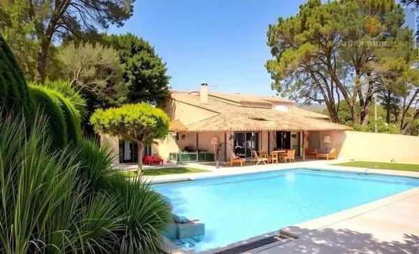 Vente                                                      Villa
                        
                     8 pièces                      256 m2                     à La Seyne-sur-Mer