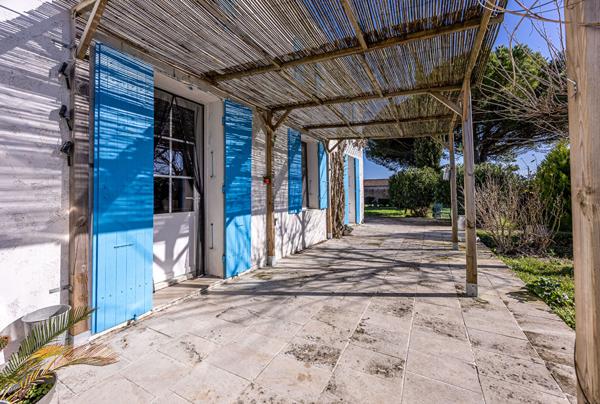 PROCHE BREUILLET - GRANDE MAISON DE CARACTERE BELLES PRESTATIONS - EMPLACEMENT RARE - PAS DE TRAVAUX