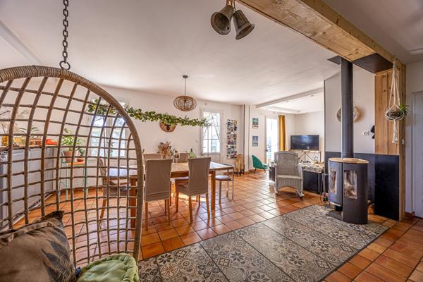 PROCHE BREUILLET - GRANDE MAISON DE CARACTERE BELLES PRESTATIONS - EMPLACEMENT RARE - PAS DE TRAVAUX