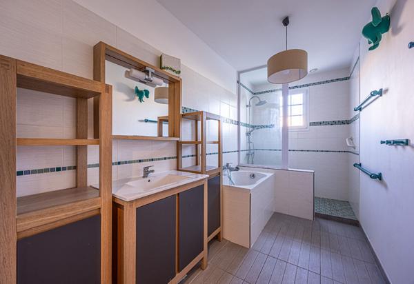 PROCHE BREUILLET - GRANDE MAISON DE CARACTERE BELLES PRESTATIONS - EMPLACEMENT RARE - PAS DE TRAVAUX