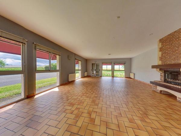 Immobilier commercial 400 m2, appartement 65 m2, terrain/parkings 9199 m2