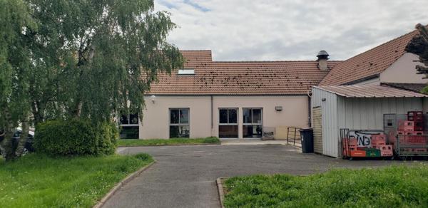 Immobilier commercial 400 m2, appartement 65 m2, terrain/parkings 9199 m2