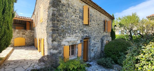 A vendre - Authentique maison en pierre - Parc du Luberon - Avec piscine dans un petit hameau