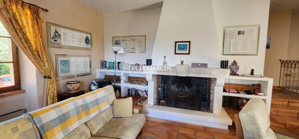 A vendre - Authentique maison en pierre - Parc du Luberon - Avec piscine dans un petit hameau