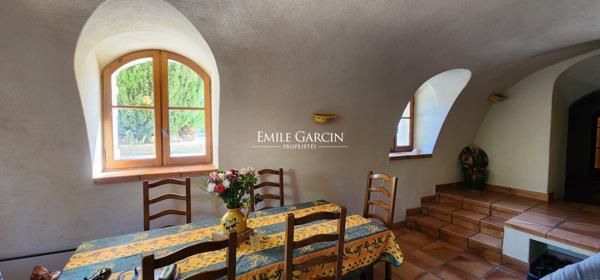 A vendre - Authentique maison en pierre - Parc du Luberon - Avec piscine dans un petit hameau