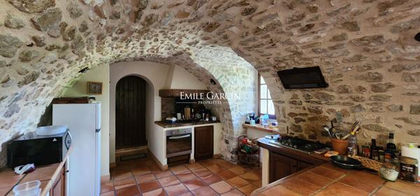 A vendre - Authentique maison en pierre - Parc du Luberon - Avec piscine dans un petit hameau