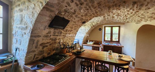 A vendre - Authentique maison en pierre - Parc du Luberon - Avec piscine dans un petit hameau