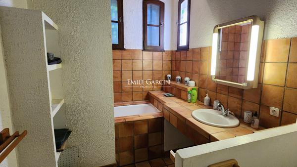 A vendre - Authentique maison en pierre - Parc du Luberon - Avec piscine dans un petit hameau