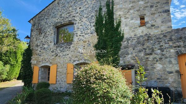 A vendre - Authentique maison en pierre - Parc du Luberon - Avec piscine dans un petit hameau