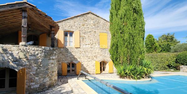 A vendre - Authentique maison en pierre - Parc du Luberon - Avec piscine dans un petit hameau